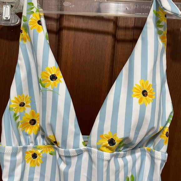 Old Navy women’s one piece bathing suits Striped and floral. Tie shoulder size M - Picture 6 of 7